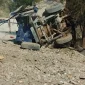 Mobil lapis baja polisi rusak parah akibat ledakan bom IED di Khyber Pakhtunkhwa, Pakistan. (x.com/taahir_khan)