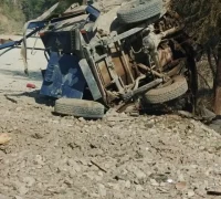 Mobil lapis baja polisi rusak parah akibat ledakan bom IED di Khyber Pakhtunkhwa, Pakistan. (x.com/taahir_khan)