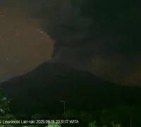 Kolom abu letusan Gunung Lewotobi Laki-laki di Flores NTT membumbung tinggi ke langit pada 19 September 2025. (x.com/InfoFPMKI)