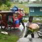 Evakuasi warga meninggalkan wilayah pesisir saat Topan Kalmaegi mendekati Filipina Tengah. (x.com/AJEnglish)