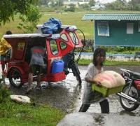 Evakuasi warga meninggalkan wilayah pesisir saat Topan Kalmaegi mendekati Filipina Tengah. (x.com/AJEnglish)