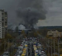 Suasana bangunan apartemen di Kyiv yang rusak akibat serangan udara Rusia. (x.com/KyivPost)