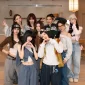 Girl group TWICE dengan lagu CHEER UP yang sukses menembus 600 juta views di YouTube.