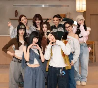 Girl group TWICE dengan lagu CHEER UP yang sukses menembus 600 juta views di YouTube.
