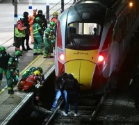 Polisi Inggris berjaga di dekat kereta di Stasiun Huntingdon setelah insiden penikaman massal di Cambridgeshire. (x.com/CultureWar2020)