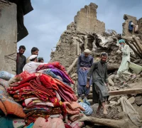 Reruntuhan bangunan akibat gempa bumi di Mazar-e Sharif, Afghanistan, dengan tim penyelamat mencari korban di antara puing-puing. (x.com/AJEnglish)