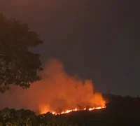 Kebakaran hutan di kawasan perbukitan Taman Seri Timah, Balakong. (x.com/wazif_y)