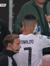 Cristiano Ronaldo berjalan meninggalkan lapangan setelah menerima kartu merah dalam laga Portugal vs Irlandia. (/x.com/Evil_marley001)