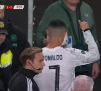 Cristiano Ronaldo berjalan meninggalkan lapangan setelah menerima kartu merah dalam laga Portugal vs Irlandia. (/x.com/Evil_marley001)
