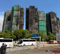 Lokasi kebakaran kompleks apartemen Wang Fuk Court di Tai Po, Hong Kong, dalam proses pemadaman dan evakuasi oleh tim penyelamat. (x.com/ckkinn)