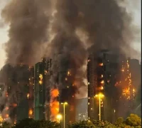 Kebakaran hebat di kompleks apartemen Wang Fuk Court Hong Kong dengan asap tebal dan tim pemadam berusaha memadamkan api. (x.com/itsnisha03)