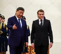 Presiden Prancis Emmanuel Macron bertemu Presiden Tiongkok Xi Jinping di Beijing untuk membahas gencatan senjata Ukraina. (x.com/PiQSuite)