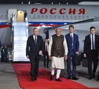 Presiden Rusia Vladimir Putin disambut PM India Narendra Modi di Bandara New Delhi. (x.com/Jitendr_Meghwal)