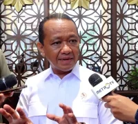 Menteri ESDM Bahlil Lahadalia memberikan keterangan pers tentang kesiapan stok BBM, LPG, dan listrik menjelang Nataru 2026. (x.com/bahlillahadalia)