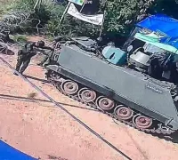 Pasukan militer Thailand dan Kamboja berjaga di wilayah perbatasan yang disengketakan. (x.com/JoyInterest001)