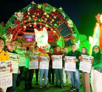 Patung Kucing Putih Kuching dihiasi dekorasi Natal dan lampu hias menyambut perayaan Natal. (x.com/DayakDaily)