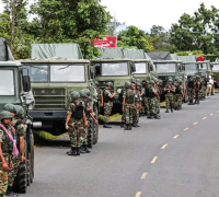 Personel militer Kamboja dan Thailand bersiaga dengan kendaraan tempur di kawasan perbatasan saat ketegangan kedua negara meningkat. (x.com/NDTVWORLD)