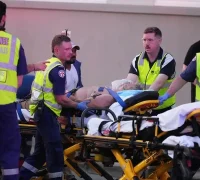 Petugas darurat mengevakuasi korban luka usai serangan teroris di Pantai Bondi Sydney. (x.com/osnaagency)