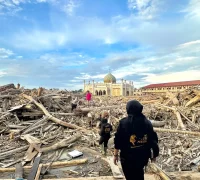 Kayu gelondongan yang terbawa banjir bandang di wilayah Sumatera. (x.com/misallnya)