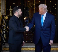 Presiden Ukraina Volodymyr Zelensky dan Presiden AS Donald Trump jelang pertemuan di Florida. (x.com/ZelenskyyUa)