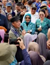 Gubernur Kalimantan Barat Ria Norsan menyerahkan bantuan kepada warga dalam kegiatan Gema Membangun Desa ke-5 di Desa Karimunting, Bengkayang.