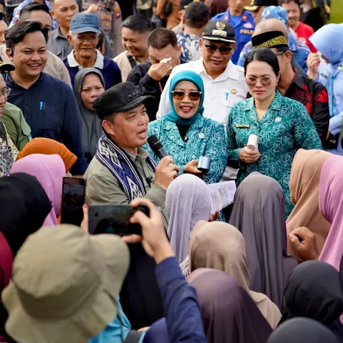 Gubernur Kalimantan Barat Ria Norsan menyerahkan bantuan kepada warga dalam kegiatan Gema Membangun Desa ke-5 di Desa Karimunting, Bengkayang.