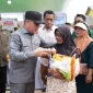 Gubernur Kalbar Ria Norsan meninjau stan pelayanan saat meresmikan Program Gema Membangun Desa di Desa Teluk Batang, Kabupaten Kayong Utara.