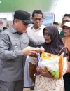 Gubernur Kalbar Ria Norsan meninjau stan pelayanan saat meresmikan Program Gema Membangun Desa di Desa Teluk Batang, Kabupaten Kayong Utara.