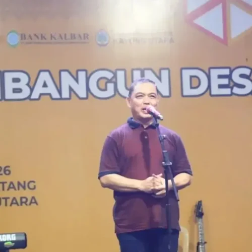 Gubernur Kalbar Ria Norsan menutup Program Gema Membangun Desa di Teluk Batang bersama masyarakat dan jajaran pemerintah Kabupaten Kayong Utara.