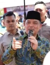 Gubernur Kalbar Ria Norsan saat menghadiri kegiatan Gema Membangun Desa di Desa Temajuk Kabupaten Sambas.