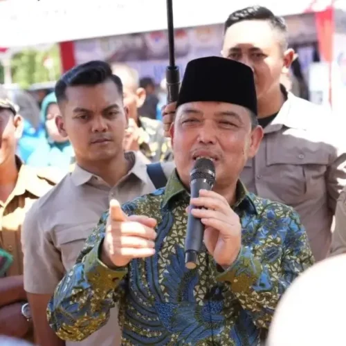 Gubernur Kalbar Ria Norsan saat menghadiri kegiatan Gema Membangun Desa di Desa Temajuk Kabupaten Sambas.