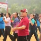 Gubernur Kalbar Ria Norsan senam sehat bersama warga Serimbu saat penutupan GMD di Kabupaten Landak.