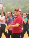 Gubernur Kalbar Ria Norsan senam sehat bersama warga Serimbu saat penutupan GMD di Kabupaten Landak.