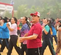 Gubernur Kalbar Ria Norsan senam sehat bersama warga Serimbu saat penutupan GMD di Kabupaten Landak.