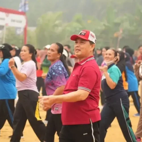 Gubernur Kalbar Ria Norsan senam sehat bersama warga Serimbu saat penutupan GMD di Kabupaten Landak.