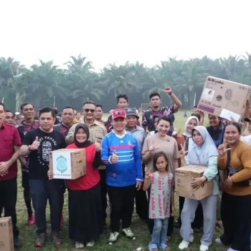 Gubernur Kalbar Ria Norsan mengapresiasi kekompakan warga Serimbu dalam rangkaian Gema Membangun Desa, Sabtu (29/8/2026).
