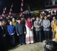 Gubernur Kalbar Ria Norsan bersama Ketua TP PKK Erlina Norsan saat kunjungan Program Gema Membangun Desa di Serimbu, Landak.