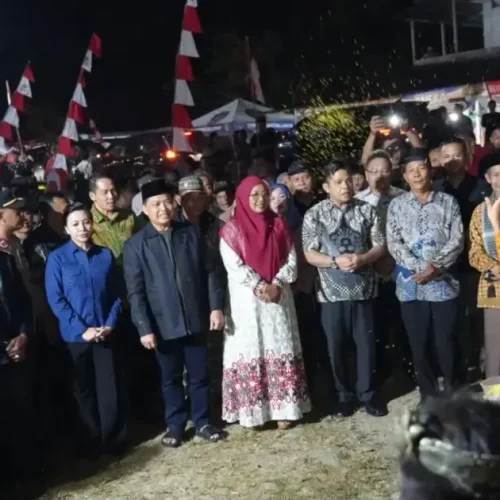 Gubernur Kalbar Ria Norsan bersama Ketua TP PKK Erlina Norsan saat kunjungan Program Gema Membangun Desa di Serimbu, Landak.