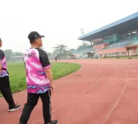 Gubernur Kalimantan Barat Ria Norsan meninjau kondisi fasilitas GOR Sultan Syarif Abdurrahman (SSA) Pontianak untuk persiapan renovasi bertahap mulai 2027.