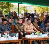 Gubernur Kalbar Ria Norsan saat membuka Gerakan Pangan Murah di Masjid Agung Al-Khair Kayong Utara.