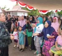 Gubernur Kalbar Ria Norsan saat meninjau Gerakan Pangan Murah di Ketapang.