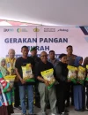 Warga membeli beras SPHP dalam kegiatan Gerakan Pangan Murah yang digelar Polresta Pontianak menjelang Idul Fitri.