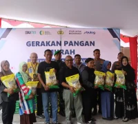 Warga membeli beras SPHP dalam kegiatan Gerakan Pangan Murah yang digelar Polresta Pontianak menjelang Idul Fitri.