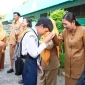Sekda Kalbar Harisson mengantar anak ke SMP Negeri 3 Pontianak pada hari pertama sekolah sebagai dukungan terhadap Gerakan GAMAS.
