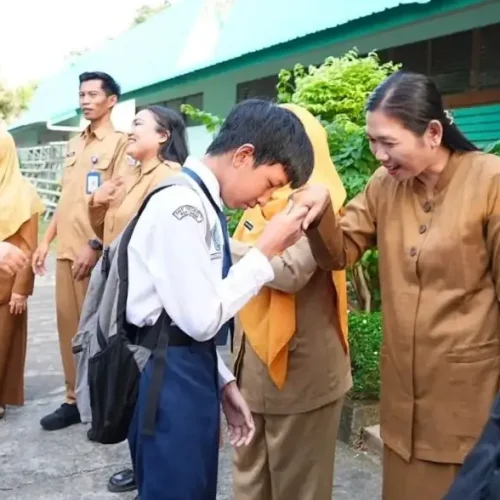 Sekda Kalbar Harisson mengantar anak ke SMP Negeri 3 Pontianak pada hari pertama sekolah sebagai dukungan terhadap Gerakan GAMAS.
