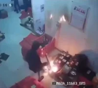 Kasus penyerangan warga dan pembakaran paket di agen ekspedisi J&T di Kabupaten Kebumen.