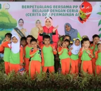 Ketua DPD PP PAUD Windy Prihastari bersama anak-anak peserta Gebyar Anak di Rumah Radakng, Kalimantan Barat. (MC Kalbar)