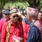 Wagub Kalbar Krisantus Kurniawan dikukuhkan sebagai Patih Nagari dalam prosesi adat di Keramat Patih Patinggi, Kecamatan Toho, Mempawah.