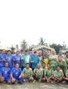 Gubernur Kalimantan Barat Ria Norsan menyaksikan pertandingan olahraga dan perlombaan rakyat dalam kegiatan Gema Membangun Desa di Karimunting, Bengkayang.