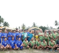 Gubernur Kalimantan Barat Ria Norsan menyaksikan pertandingan olahraga dan perlombaan rakyat dalam kegiatan Gema Membangun Desa di Karimunting, Bengkayang.